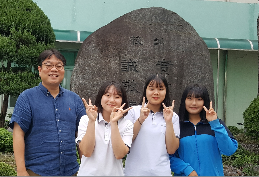 왼편부터 문경재선생님, 이수지, 맹지은,김다희 학생