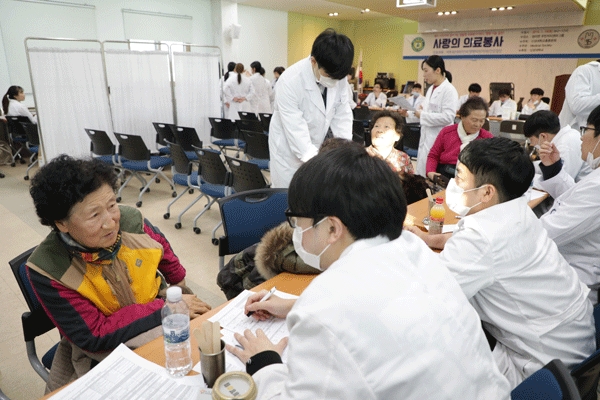신성대학교는 지난 19일 당진시, 20일 서산시에서 의료봉사를 진행했다.