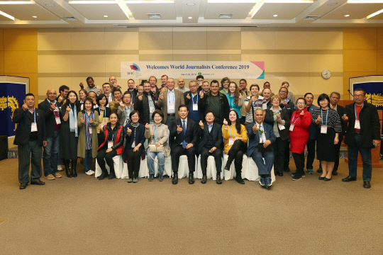세계 43개국 60명의 기자들이 지난 28일 대전을 방문해 대전컨벤션센터에서 열린 환영만찬에서 기념촬영을 하고 있다.
