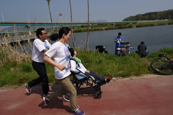 건우아빠인 김동석 회장이 가족과 함께 달리는 모습
