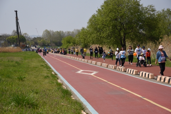 4.20 기적의 마라톤을 달리는 참가자들 모습