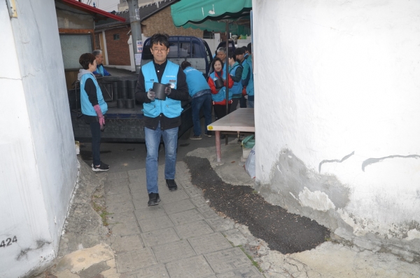 지난 10년간 꼬박 봉사활동에 참여하고 있는 박성효 전 대전시장 장남인 박용현씨및 대전봉사체험교실 봉사자와 연탄배달을 하고 있다.