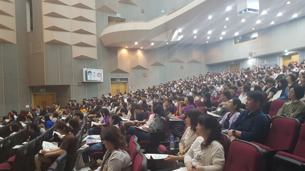 지난달 25일 천안 권역 마을공동체 대입설명회에 참석한 학생과 학부모들 모습