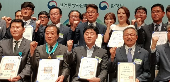 대전시가 9일 대한상공회의소 국제회의장에서 열린 '2019 대한민국 녹색경영대상'에서 대통령표창을 받았다.