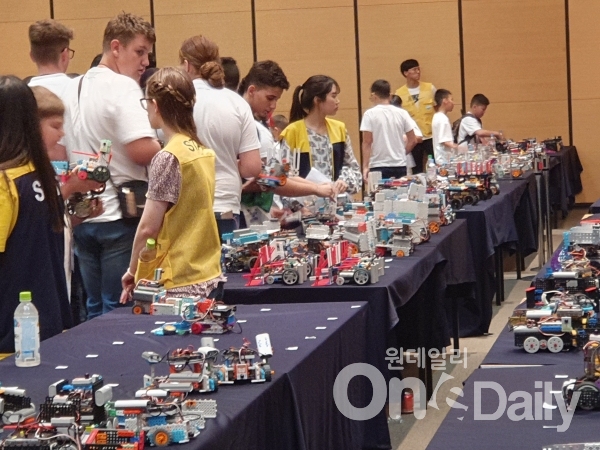 대전방문의 해를 맞아 세계 30여개국의 국제청소년로봇연맹 선수들이 참가했다
