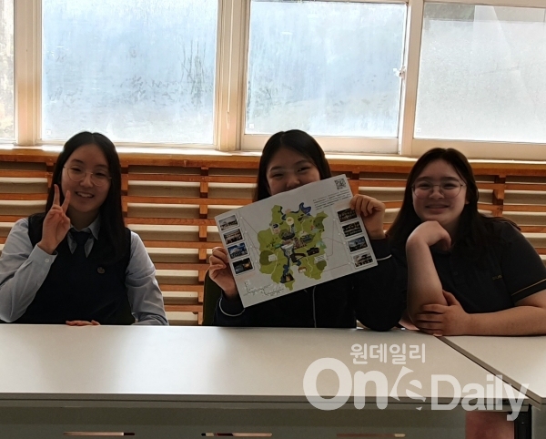 인터뷰 중 왼편부터 김어진,송소현,장다혜 학생의 모습