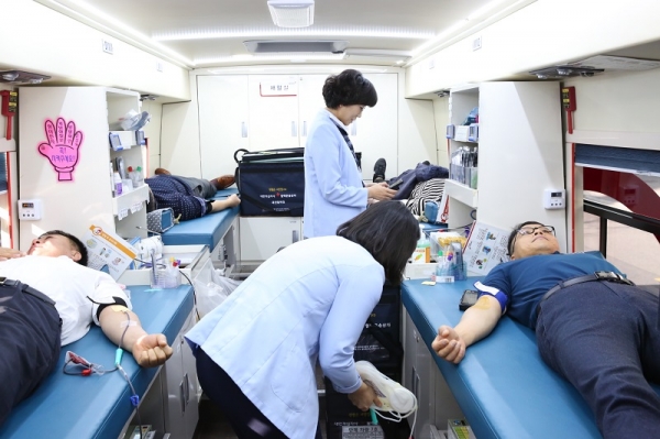 대전지방국세청은 14일 청사에서 대한적십자사 대전·세종·충남혈액원의 헌혈차량을 지원받아 '사랑의 헌혈운동' 행사를 진행했다. (사진=대전국세청)