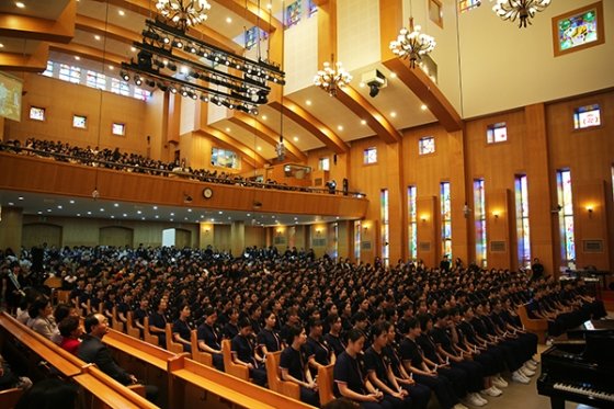 대전과기대 간호학과 2학년생 299명은 15일 교내 성지관에서 이효인 총장 등 1000여명이 참석한 가운데 나이팅게일 선서식을 거행하고 있다.