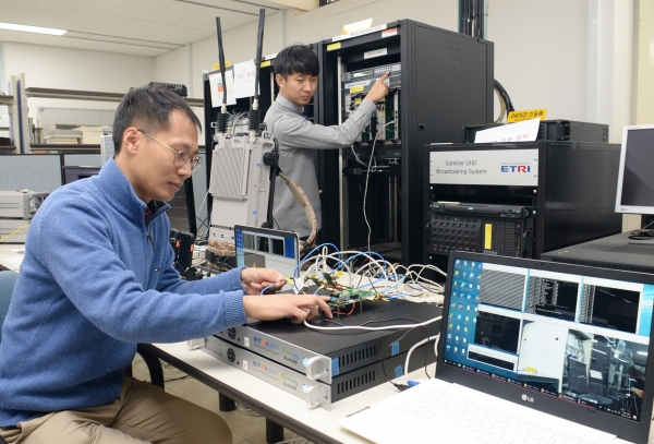 한국전자통신연구원은 수요에 따라 위성 자원을 가변 할당할 수 있는 '빔 호핑' 기술을 활용한 위성통신 모뎀을 개발했다고 3일 밝혔다. (사진=ETRI)