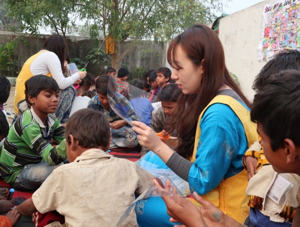 인도 북부 찬드라반에서 서울여대 재학생과 졸업생들이 지역개발활동을 펼쳤다.