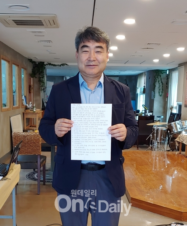 오정교회 양충열 권사의 지목을 받아 성경필사를 마친 이승주 기자.