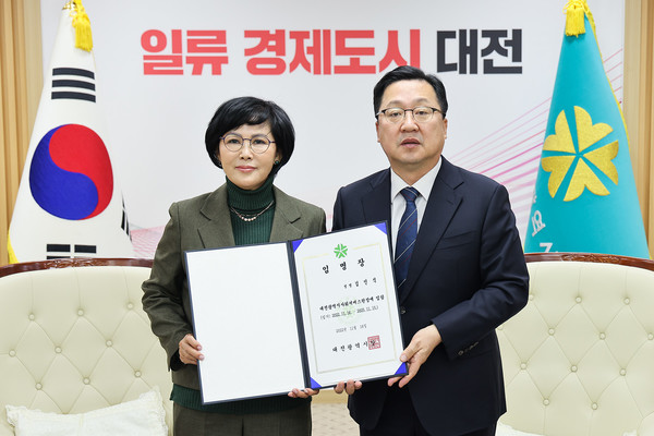 이장우 대전시장은 16일 김인식(왼쪽) 전 대전시의회 의원을 대전시사회서비스원장으로 임명한 뒤 기념촬영을 하고 있다.
