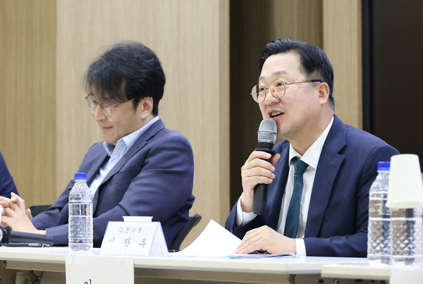 이장우 대전시장이 지난 26일 서울대에서 열린 '인구구조 변화와 지역의 도전'이라는 주제로 제8회 사회과학 포럼에서 기조연설을 하고 있다.