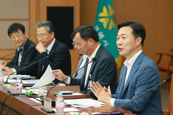 지난 26일 이택구(오른쪽 첫 번째) 대전시 행정부시장이 적극행정위원회를 주재하고 있다.