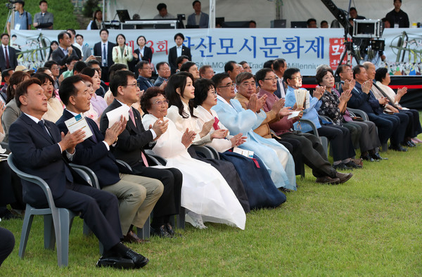 김건희(왼쪽 다섯 번째) 여사가 한산모시문화축제 개막식에 참석했다.