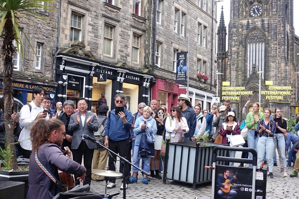 이장우 대전시장이 영국 스코틀랜드 에든버러 프린지 페스티벌 길거리 공연 모습을 관람하고 있다.