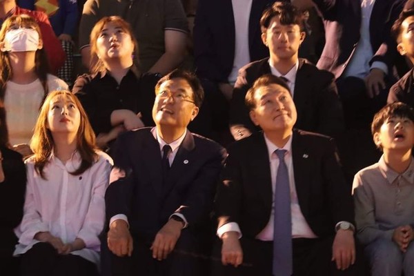 윤설열 대통령이 2023 대백제전 개막식에 참석해 시민들과 행사를 지켜보고 있다.