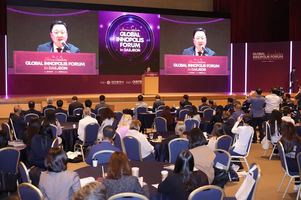 이장우 대전시장이 5일 대전컨벤션센터에서 '2023 세계혁신도시포럼에 참석해 개회식에서 인사말을 하고 있다.