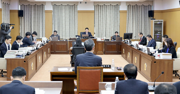 대전시의회 제274회 제2차 정례회 예산결산위원회 1차 회의를 진행하고 있다.