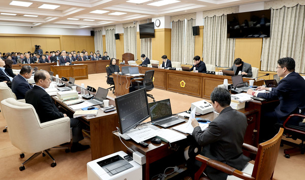 대전시의회 예결위원회가 지난 11일 2024년도 대전시 예산안 및 기금운용계획안을 심사-의결하고 있다.