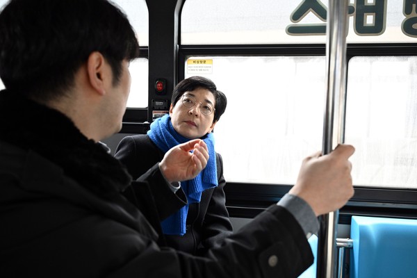 이순열 의장이 자율주행 버스를 직접 탑승해 관계자로부터 설명을 듣고 있다.