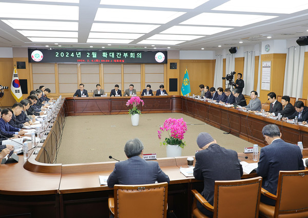 이장우 대전시장이 6일 2월  확대간부회의를 주재하고 있다.