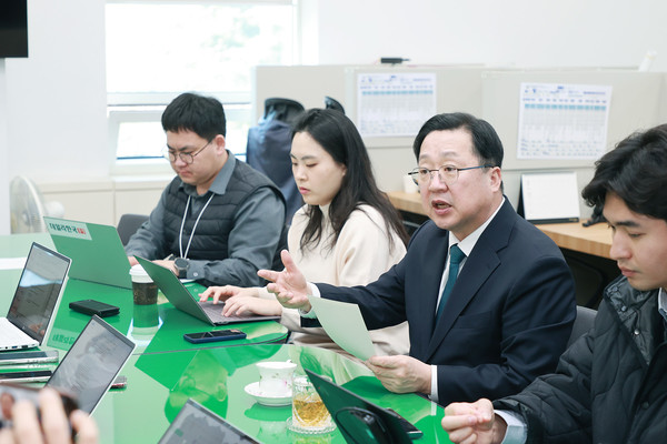 이장우 대전시장이 대전시청 기자실에서 대전시 주요 현안사업에 대해 설명을 하고 있다.