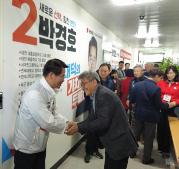 박경호 후보가 개소식에 참석한 지역주민들에게 인사를 하고 있다.