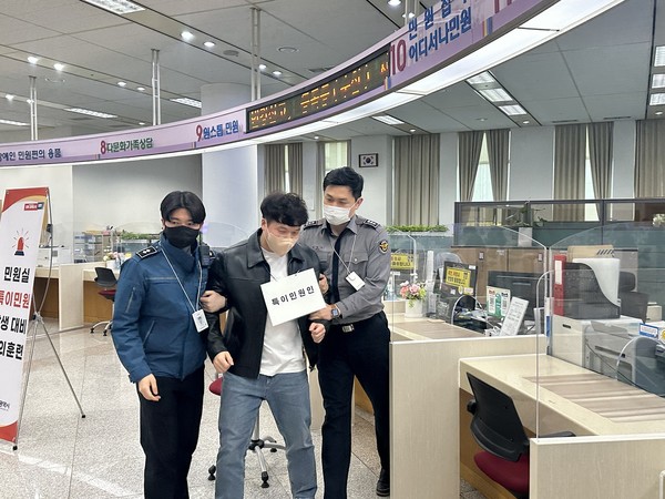 대전시는 15일 대전시청 소통민원실에서 둔산지구대와 합동으로 '상반기 특이민원 발생 대비 모의훈련'을 가졌다.