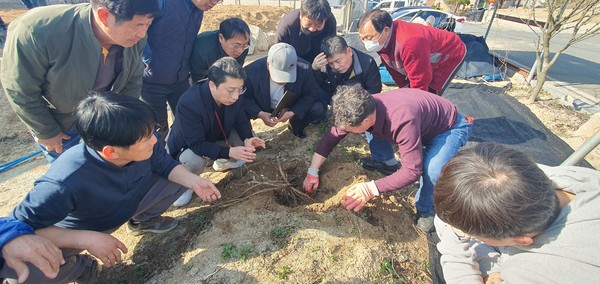 금산군농업기술센터가 감초 GAP시설재배농가를 대상으로 교육을 진행하고 있다.