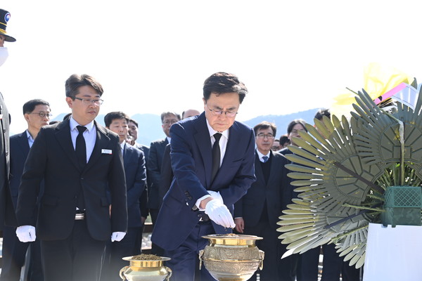 김태흠 충남지사는 18일 제9회 서해수호의 날을 맞아 국립대전현충원을 방문해 제2연평해전-천안함 묘액을 참배하고 있다.