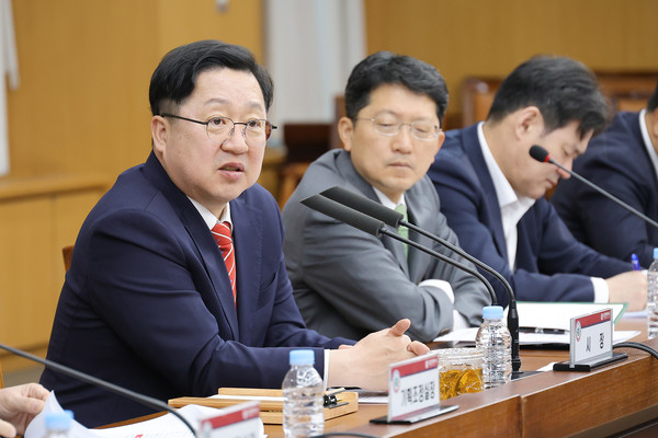 이장우 대전시장이 18일 주간업무회의를 주재하고 있다.