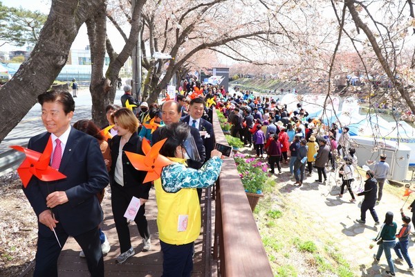 지난해 금산천에서 개최된 제4회 한마음 치매극복 걷기행사에 참석한 박범인(앞줄) 금산군수