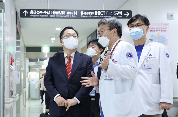 이장우 대전시장이 21일 충남대병원을 방문해 의료진과 대회를 나누고 있다.
