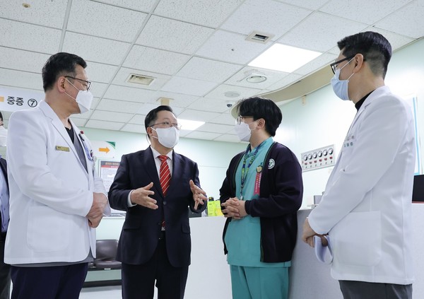 이장우 대전시장이 21일 건양대병원을 방문해 의료진과 대화를 나누고 있다.
