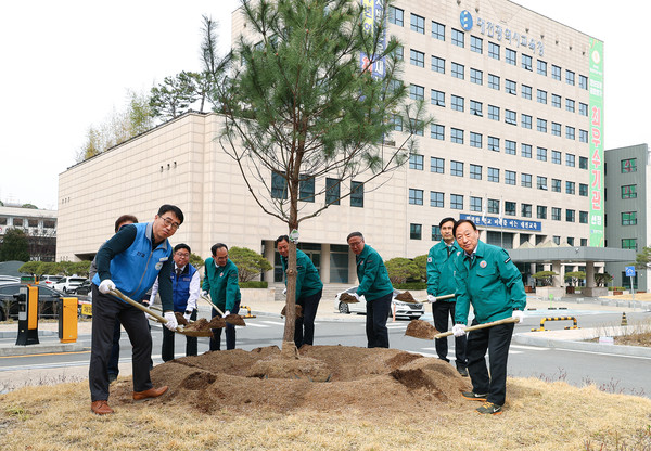 설동호(오른쪽 첫 번째) 대전시교육감은 27일 교육청 내에서 '제79회 식목일'을 맞아 직원들과 함께 '정이품송 자목' 나무 심는 식목행사를 가졌다.